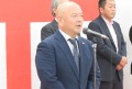 セリ前のセレモニーであいさつを述べる宮本理事長