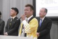 セリ前のセレモニーであいさつを行う貫名青年部会長