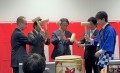 内海代表（左）、中木会場長（右）ら鏡開き