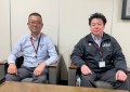 荒井事務局長（左）と小山俊達課長（右）