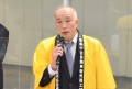 セリ前にあいさつを述べる奥村理事長