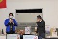 各県青年部会長が名産品を紹介しチャリティオークションスタート（写真左はＪＵ兵庫の納孝樹青年部会長）