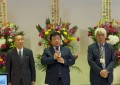 セレモニーに左から磯﨑名誉顧問、長嶋理事長、堀江前会長が登壇