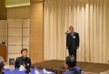 打越総務委員長が食事会で感謝の言葉を述べた