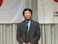 総会後の懇親会であいさつにたつ橋本会長・理事長