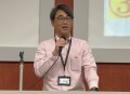 あいさつに立つ阿部会場長