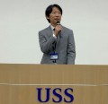 節目の周年記念であいさつに立つ瀬田社長