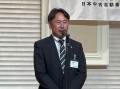 懇親会であいさつに立つ秋元会長・理事長