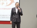 セレモニーで謝辞を述べる佐藤社長