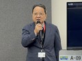 あいさつに立つ荒井会長