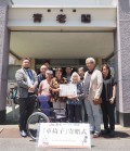 日の基青老閣へ車いす寄贈（左：河内副部会長）