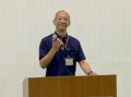 あいさつに立つ菅澤会場長