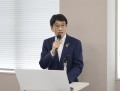 セレモニーで謝辞を述べる北口社長