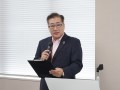 セレモニーであいさつする松田会場長