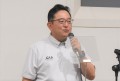 セリ前にあいさつを述べる斉藤社長