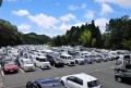 快晴のもとで、多数の出品車を集めて盛り上がった