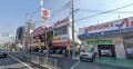 幹線道路沿いの視認性が高い店舗が特徴