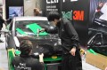高級車ユーザーを中心に、カーラッピングなども年々認知度を拡大している（写真はⅠＡＡＥ２０２４の「ＬＡＰＰＳ」のブースでの実演風景）