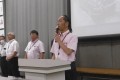 セリ前にあいさつを述べる中川流通委員長