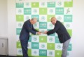 城田町長へ目録を手渡す浦田常務理事
