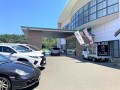 良質車が多数集まり、活発なセリで盛り上がった（会場前にはキッチンカー）