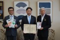 左から大森指導環境委員長、秋元会長、福田県知事