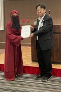 奨学生に認定書を授与