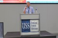 セレモニーで挨拶する菅田会場長