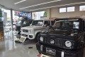 ドレスアップされた展示車が並ぶショールーム