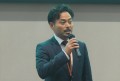 セリ前にあいさつを述べる村井青年部会長