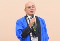 セリ前にあいさつを述べる加藤理事長