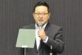 セリ前にあいさつを述べる斉藤社長
