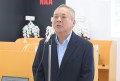 セリ前にあいさつを述べる安田社長