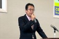 セリ前にあいさつを述べる新井会場長