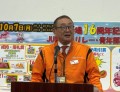 あいさつに立つ萩田理事長