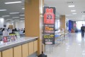 会場の至る所にのぼり旗などで２３周年大記念ＡＡを訴求した