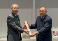 ＪＵ東北リレーの象徴「バトン」がＪＵ東北石山ブロック長から伊藤理事長に託された