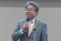 セリ前にあいさつを述べる横山理事長