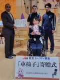 バンダキア副部会長（左）が特別養護老人ホーム癒しの里西小松川に目録贈呈