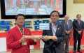橋本理事長（左）にＪＵ山形佐藤副理事長（右）から「バトン」が託された