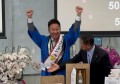 塚田理事長からリレーたすきを託された村井部会長