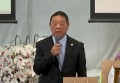 あいさつに立つ塚田理事長