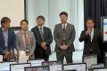土屋代表幹事（右端）があいさつ