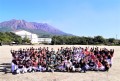 桜島をバックに参加者全員で記念撮影
