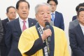 セリ前にあいさつを述べる松本理事長