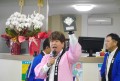森川青年部会長がソフトボール大会「３位」入賞の盾を掲げて報告