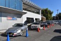 玄関前には往年の名車を展示