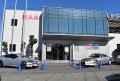 玄関前には往年の名車を展示