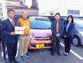 車両寄贈式を行い、支援用車両を引き渡した