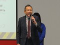 あいさつに立つ佐藤社長